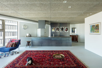 Стильный дизайн: открытая гостиная комната среднего размера в стиле модернизм с белыми стенами, бетонным полом, телевизором на стене, серым полом, деревянным потолком и стенами из вагонки без камина - последний тренд