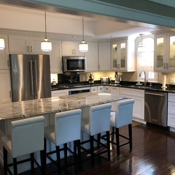 Chic Transitional Kitchen