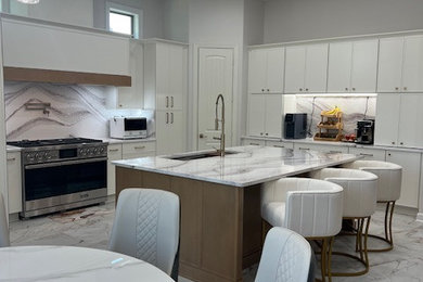 Example of a large minimalist u-shaped porcelain tile and white floor eat-in kitchen design in Other with an undermount sink, shaker cabinets, white cabinets, quartz countertops, white backsplash, quartz backsplash, an island and white countertops