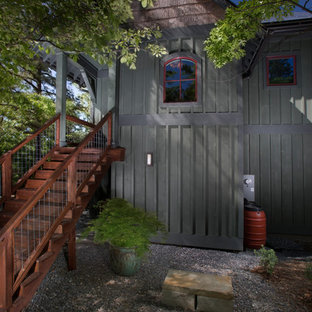 他の地域のトラディショナルスタイルのおしゃれな家の外観 (緑の外壁) の写真