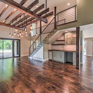 オクラホマシティの広いカントリー風 LDKの画像 (グレーの壁、濃色無垢フローリング、暖炉なし、茶色い床)