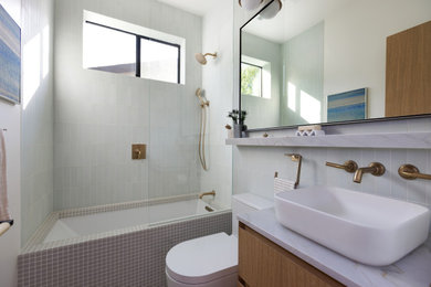 ロサンゼルスにあるトランジショナルスタイルのおしゃれな浴室の写真