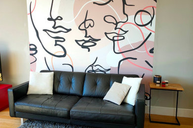 Exemple d'un salon tendance de taille moyenne avec du papier peint et canapé noir.