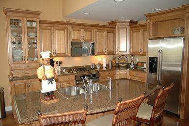 Inspiration for a timeless kitchen remodel in Milwaukee
