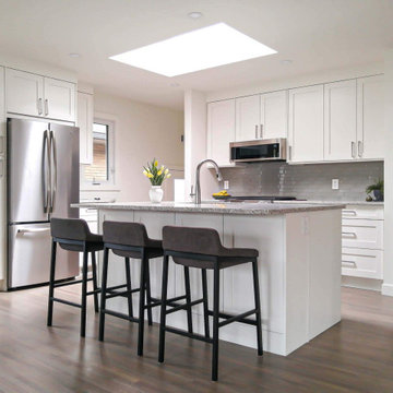 Transitional Kitchen with Oxford White Shaker Cabinets