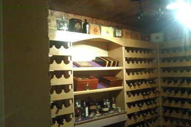 コロンバスにある高級な中くらいなおしゃれなワインセラー (カーペット敷き、ワインラック) の写真
