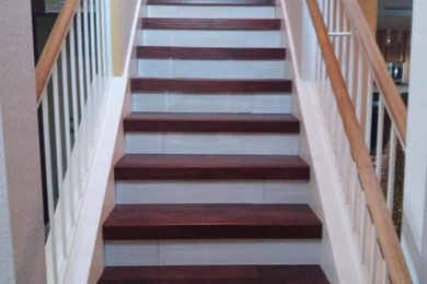 Diseño de escalera recta moderna de tamaño medio con escalones de madera y barandilla de madera