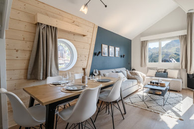 Exemple d'une salle à manger montagne en bois de taille moyenne avec un mur bleu et un sol en vinyl.