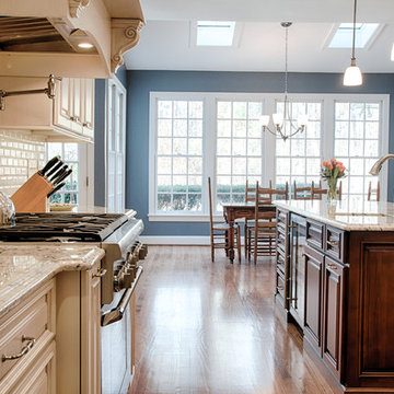 Traditional 2 toned kitchen