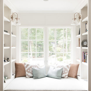 Inredning av en klassisk mellanstor hall, med vita väggar