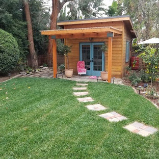 Geometrischer, Halbschattiger Stilmix Garten hinter dem Haus mit Gehweg und Betonplatten in Los Angeles