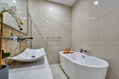 Contemporary bathroom in Darwin.
