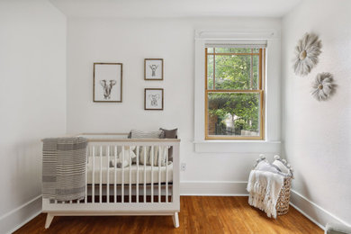 デンバーにあるトランジショナルスタイルのおしゃれな赤ちゃん部屋の写真