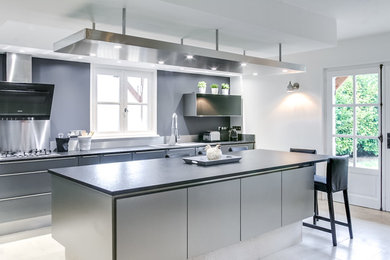 Réalisation d'une cuisine design.