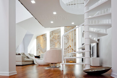 Стильный дизайн: гостиная комната с белыми стенами и паркетным полом среднего тона - последний тренд