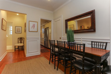 Inspiration pour une salle à manger ouverte sur le salon traditionnelle de taille moyenne avec un mur beige, un sol en bois brun, aucune cheminée et un sol marron.
