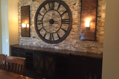 Mountain style home bar photo in Tampa