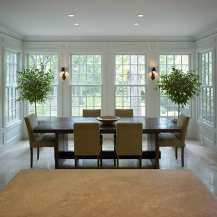 Inspiration pour une grande salle à manger traditionnelle fermée avec un mur blanc, un sol en carrelage de porcelaine, aucune cheminée et un sol multicolore.