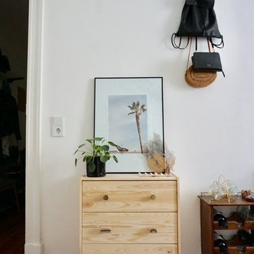 Blick vom Bett – Stauraum mit gemütlicher Dekoration