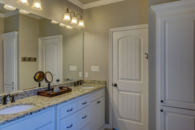 Example of a classic bathroom design in Los Angeles