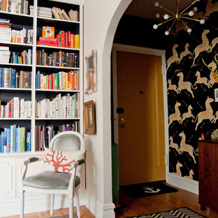 Idéer för eklektiska hallar, med mellanmörkt trägolv, en enkeldörr och en gul dörr