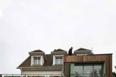 Aménagement d'une petite façade de maison contemporaine en bois avec un toit plat.