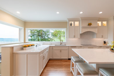 Kitchen - traditional kitchen idea in Cincinnati