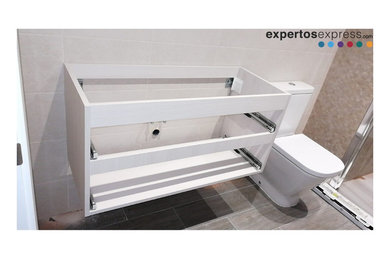Modelo de cuarto de baño principal contemporáneo pequeño con armarios tipo mueble, puertas de armario blancas y encimeras blancas