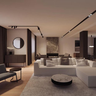 Modernes Wohnzimmer im Loft-Stil mit weißer Wandfarbe, hellem Holzboden, Gaskamin, Kaminumrandung aus Stein, Multimediawand und vertäfelten Wänden in Catania-Palermo