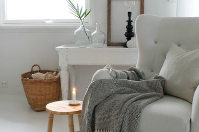 Réalisation d'un salon champêtre de taille moyenne et fermé avec une bibliothèque ou un coin lecture, un mur blanc, parquet peint, aucun téléviseur, aucune cheminée et un sol blanc.