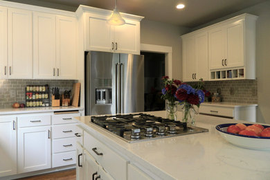 Kitchen - traditional kitchen idea in Seattle