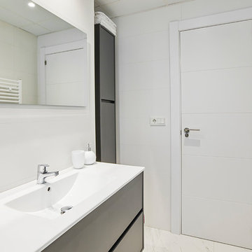 Cocina acogedora y baño con mármol veteado