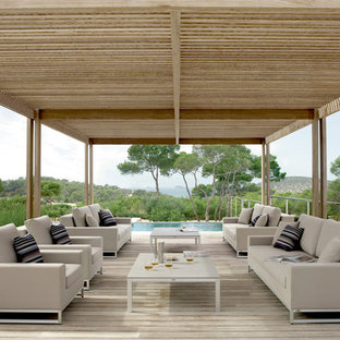 ヴェネツィアの巨大なコンテンポラリースタイルのおしゃれな裏庭のデッキ (パーゴラ) の写真