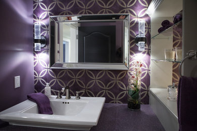他の地域にあるお手頃価格の小さなコンテンポラリースタイルのおしゃれな浴室 (フラットパネル扉のキャビネット、グレーのキャビネット、グレーのタイル、セラミックタイル、紫の壁、セラミックタイルの床、御影石の洗面台) の写真