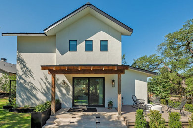 Imagen de fachada de casa blanca y negra de estilo de casa de campo de dos plantas con tejado de metal
