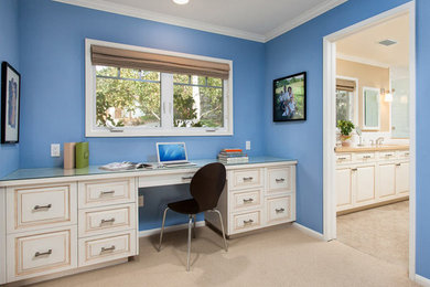Example of a minimalist home office design in Los Angeles