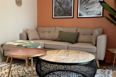 Inspiration pour un salon design avec un mur orange et sol en stratifié.