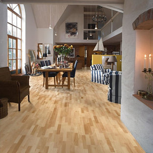 Offenes, Großes Modernes Esszimmer mit grauer Wandfarbe, hellem Holzboden und gelbem Boden in New York