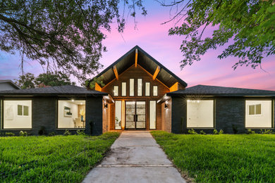 Transitional exterior home photo in Dallas
