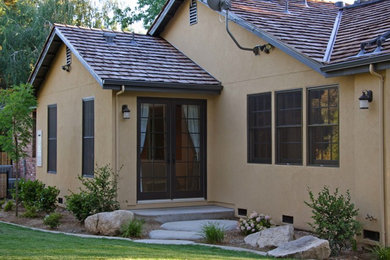Example of a classic home design design in Sacramento