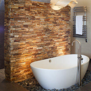 Esempio di una stanza da bagno etnica con vasca freestanding