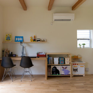 名古屋のモダンスタイルのおしゃれなホームオフィス・仕事部屋 (白い壁、淡色無垢フローリング、自立型机、ベージュの床) の写真