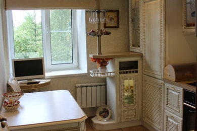 Küche mit weißen Schränken in Sankt Petersburg