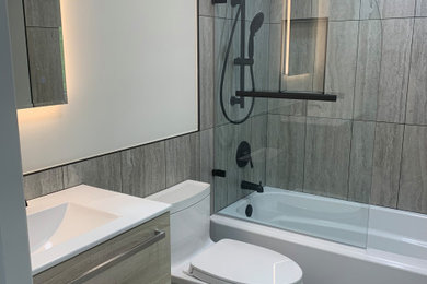 Ejemplo de cuarto de baño flotante escandinavo con sanitario de una pieza, paredes blancas y suelo de baldosas de cerámica