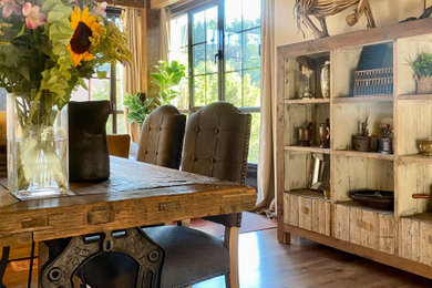 Foto de comedor tradicional renovado grande con paredes beige, suelo de madera en tonos medios, suelo marrón y vigas vistas