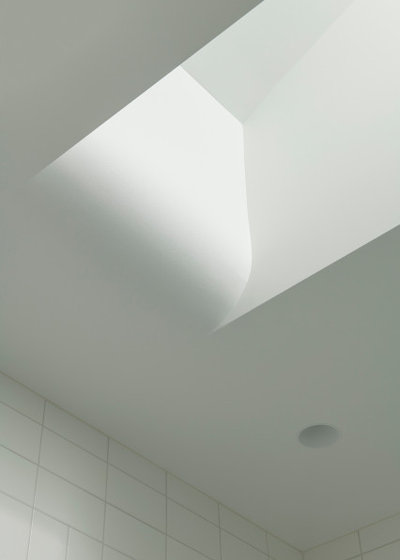 コンテンポラリー 浴室 by Lisa Breeze Architect