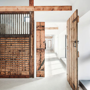 Inredning av en rustik hall, med vita väggar