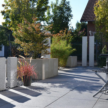 MODERNE TERRASSE MIT GRANIT-STELEN