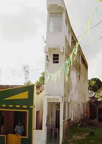 Narrow  house-  Madre de Deus, Brazil