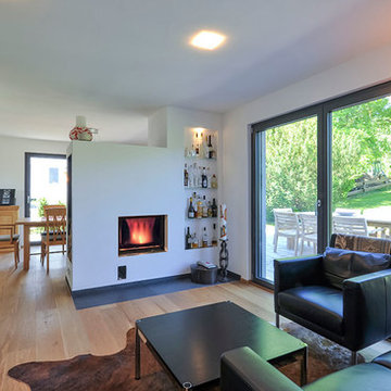 Kaminofen im Wohn-Essbereich verbreitet knisternde Gemütlichkeit